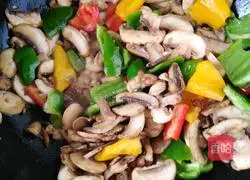 Illustration of how to make fried mushrooms with green and red pepper meat 4