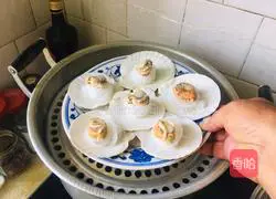 Illustration of how to make steamed scallops with garlic vermicelli 7