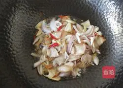 Illustration of how to make golden mushroom fried meat 6