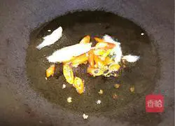 Illustration of how to make stir-fried duck blood with kimchi 3