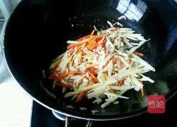 Illustration of how to make fried shredded pork with lotus root 6