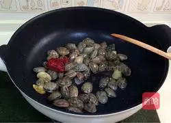 Illustration of how to make fried clams with red glutinous rice 5