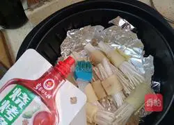 Illustration of how to make roasted bean curd and enoki mushrooms in air fryer 4