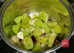 Illustration of how to make instant stir-fried sausages with green bamboo shoots in ten minutes 2