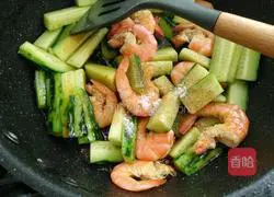 Illustration of how to make fresh shrimp and cucumber strips 10
