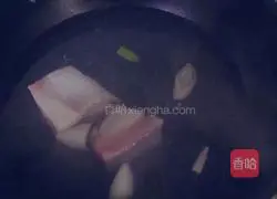 Illustration of how to make fragrant dried twice-cooked pork 2