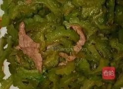 Illustration of how to stir-fry bitter melon with shredded pork 4