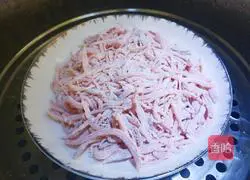 Illustration of how to make steamed carrot shreds 7