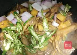 Illustration of how to cook chicken feet with potatoes 6