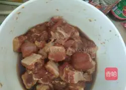 Illustration of how to make steamed taro with spareribs 1