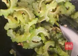 Illustration of how to make bitter melon and scrambled eggs 6