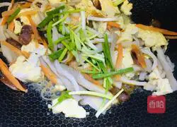 Illustration of how to make sausage, oyster mushrooms and scrambled eggs 8