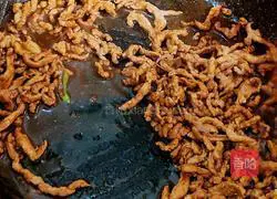 Illustration of how to make shredded pork with Jia Chang Jing sauce 7