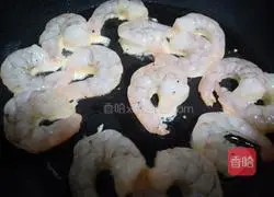 Illustration of how to fry shrimps with crushed black pepper 9