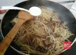 Illustration of how to make fried pork with shredded potatoes 5