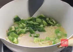 Illustration of how to make fried green tomatoes with preserved eggs 7