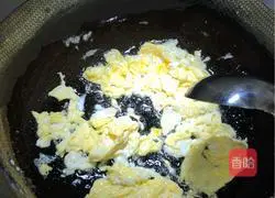 Illustration of how to make fried eggs with garlic sprouts 3