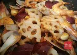 Illustration of how to make spicy hot pot shrimp 13