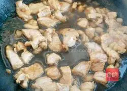 Illustration of how to make fried meat with celery 4