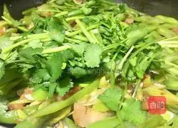 Spicy stir-fried snow peas with mushroom sauce Practice illustration 13