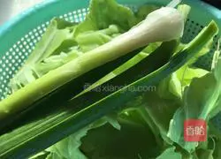 Illustration of how to stir-fry Macau pork with shredded cabbage 2