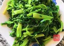 Illustration of how to make spinach with sauce 3