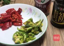 Illustration of how to make fried pork slices with pepper twists 3