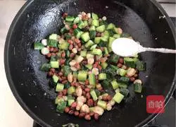 Illustration of how to make stir-fried shrimps 10