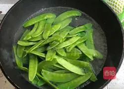 Illustration of how to make fried snow peas with sausage 2