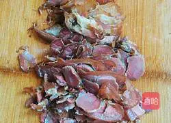 Illustration of how to stir-fry bacon with garlic moss 2