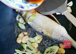 Braised yellow croaker#New Year's Eve dinner recipe illustration 7