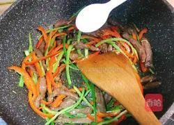 Illustration of how to make double pepper beef 9