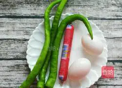Illustration of how to make green pepper, ham and scrambled eggs 1