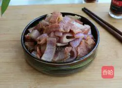 Illustration of how to make fried onions and bacon 9