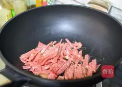 Illustration of how to stir-fry garlic sprouts and bacon 3