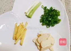 Illustration of how to cook snow peas with chicken wings and roots 2