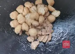 Stir-fry lean meat with tofu in oil Illustration of how to do it 5