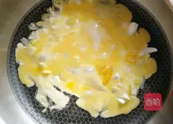 Illustration of how to make broccoli and egg fried rice 7