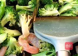 Illustration of how to make shrimp and broccoli 5