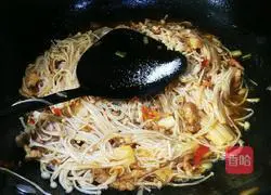 Illustration of how to make fried shredded pork with enoki mushrooms 7