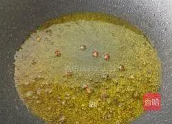 Illustration of how to stir-fry pork ribs and garlic sprouts 4