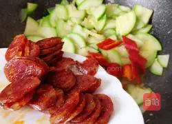 Illustration of how to make fried zucchini and sausage 8