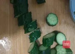 Illustration of how to make fried chicken with cucumber 4