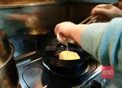 Illustration of how to make quick-fried three shredded silkworms 4