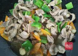 Illustration of how to make fried chicken gizzards with green peppers and carrots 7