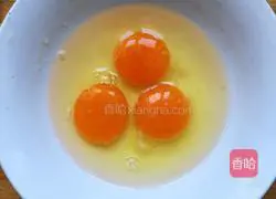 Illustration of how to make fried eggs with garlic sprouts 3