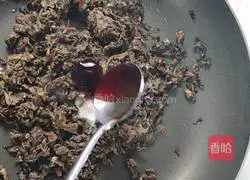 Illustration of how to make pork with pickled vegetables 7