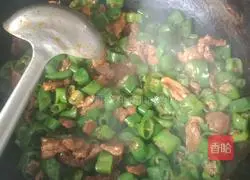 Illustration of how to make fried pork with pepper 3