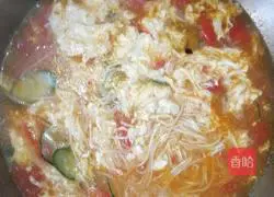 Illustration of how to make tomato, cucumber and egg noodles 8