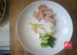 Illustration of how to make fried pork with green garlic 2